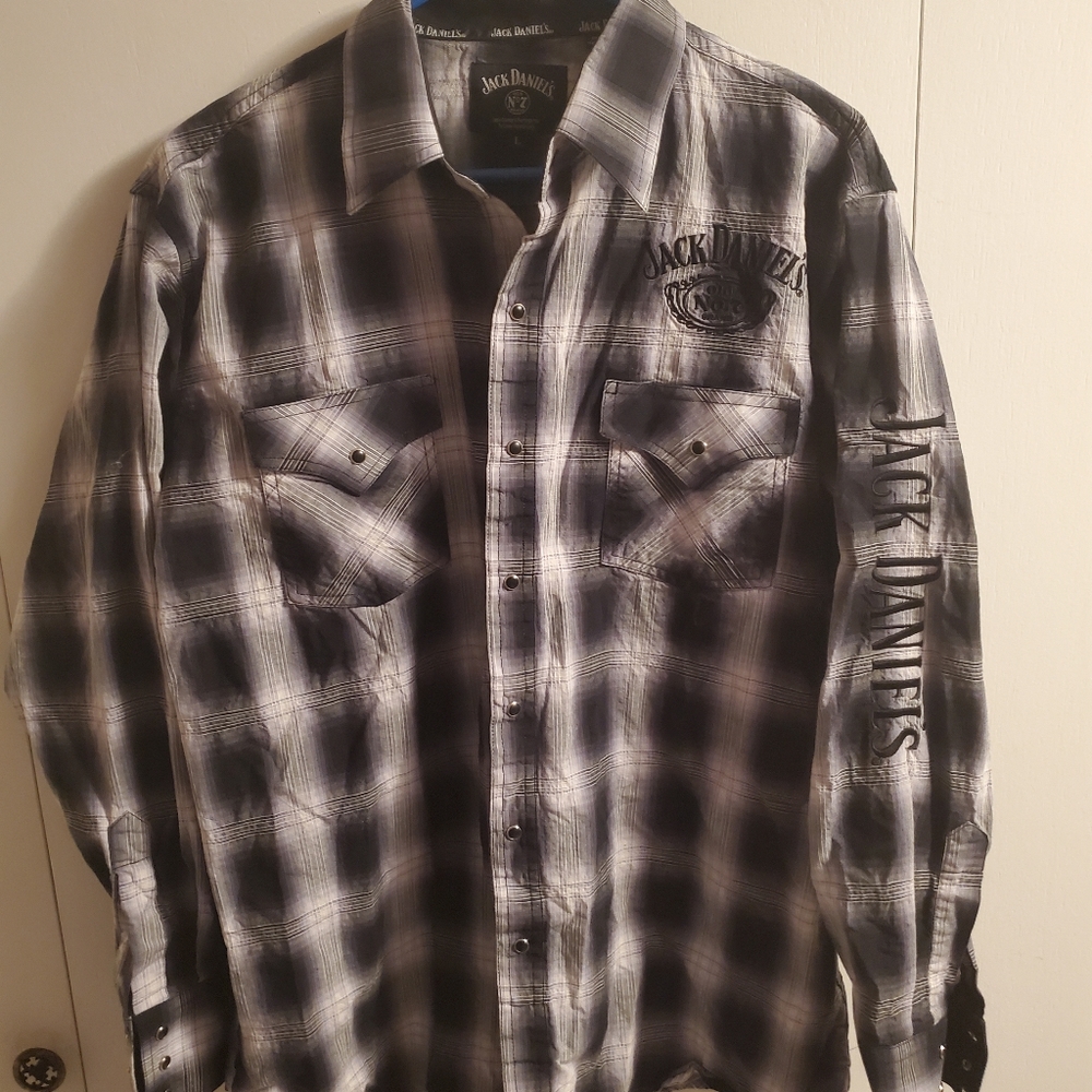 Jack Daniel's black plaid snap front with 2 front pockets, large in size.